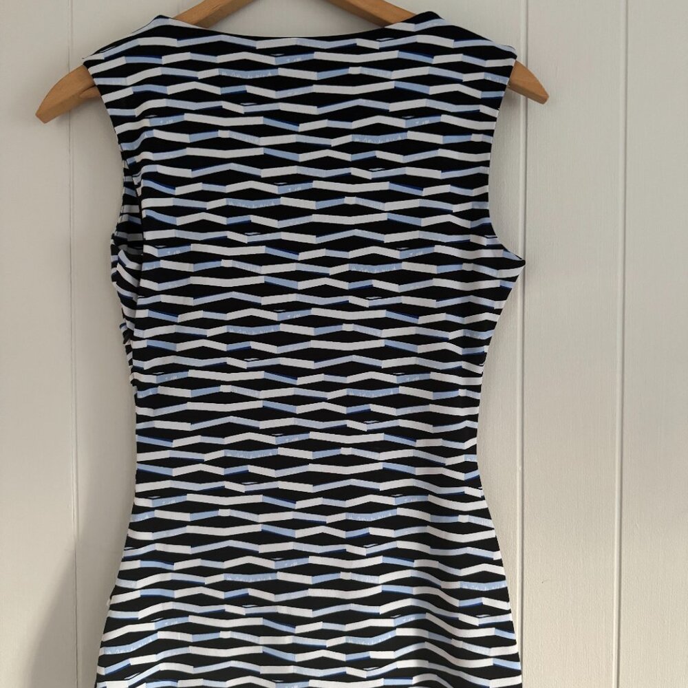 White House Black Market Sleeveless V-Neck Geometric Pattern Blouse Top XS - Picture 2 of 5